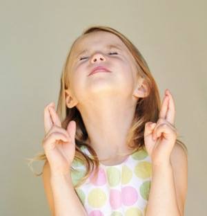 girl crossed fingers